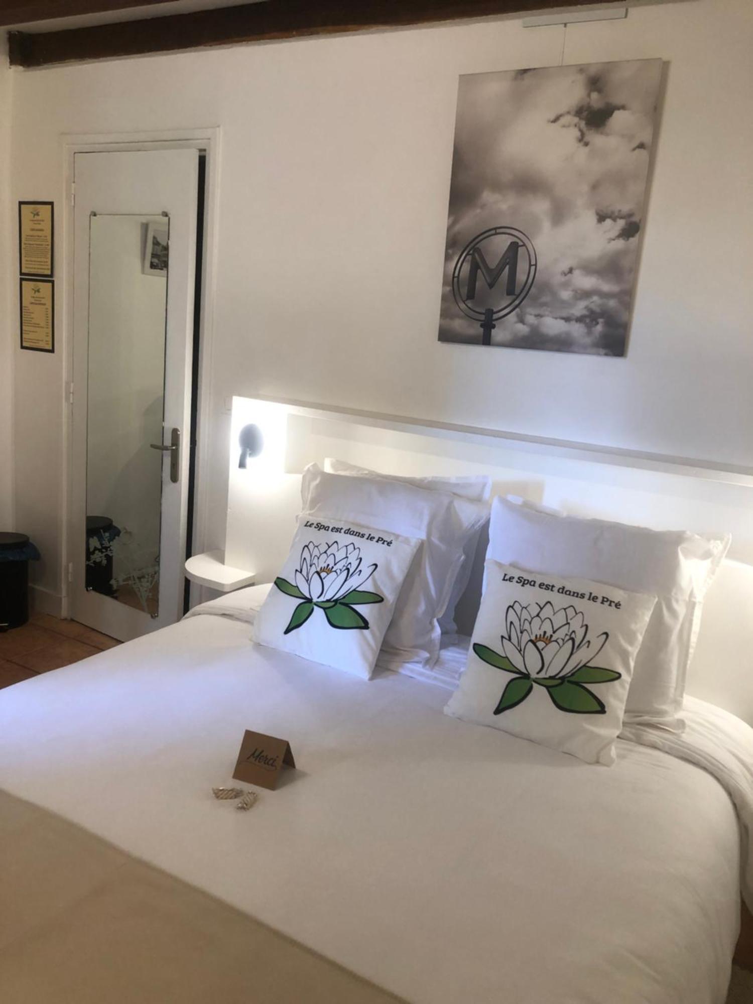 Le Spa Est Dans Le Pre Trigueres Exteriör bild
