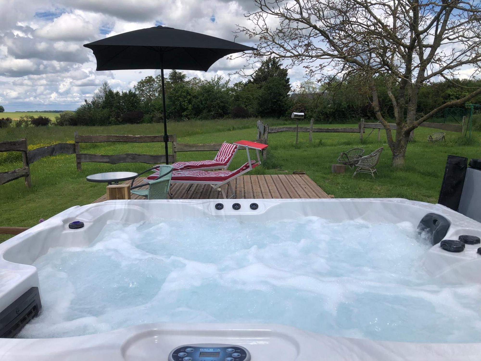 Le Spa Est Dans Le Pre Trigueres Exteriör bild