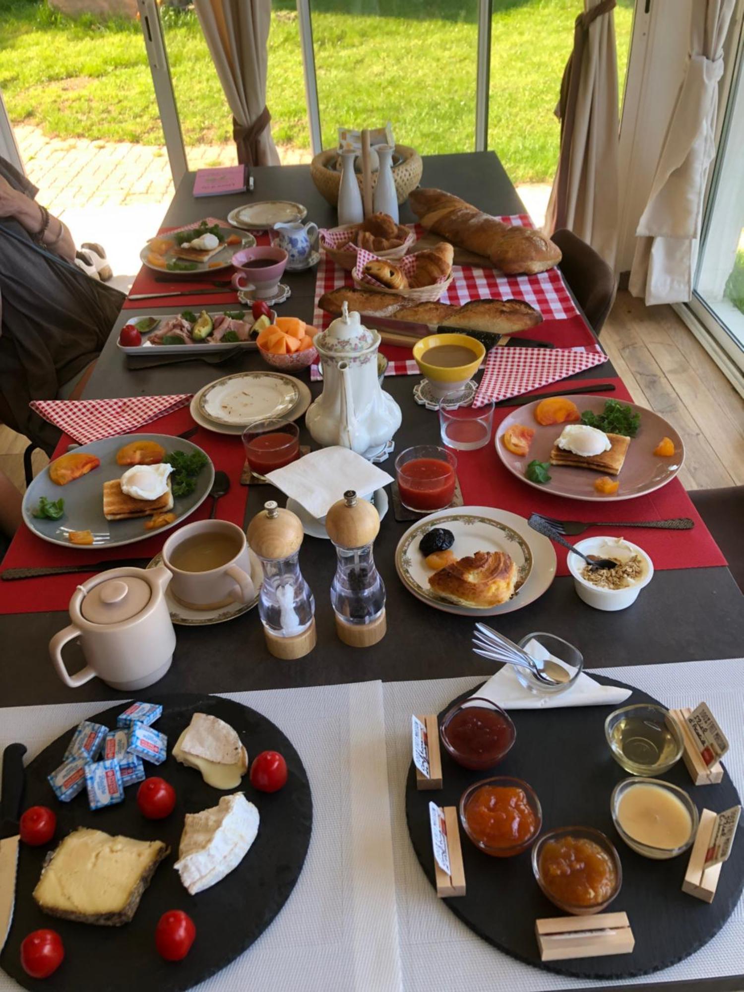 Le Spa Est Dans Le Pre Trigueres Exteriör bild