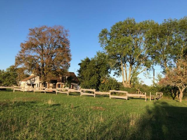 Le Spa Est Dans Le Pre Trigueres Exteriör bild