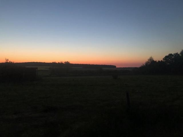 Le Spa Est Dans Le Pre Trigueres Exteriör bild