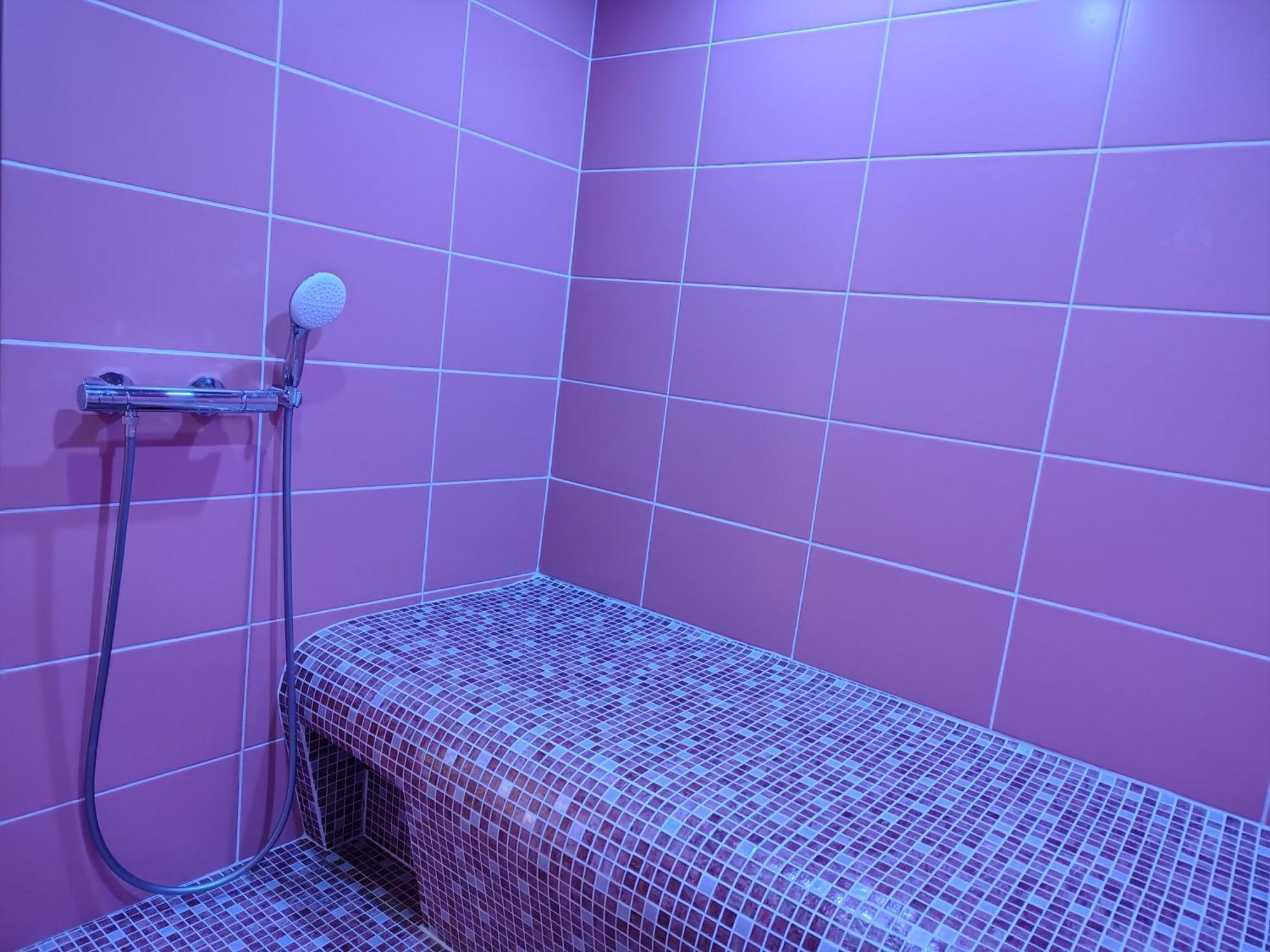 Le Spa Est Dans Le Pre Trigueres Exteriör bild
